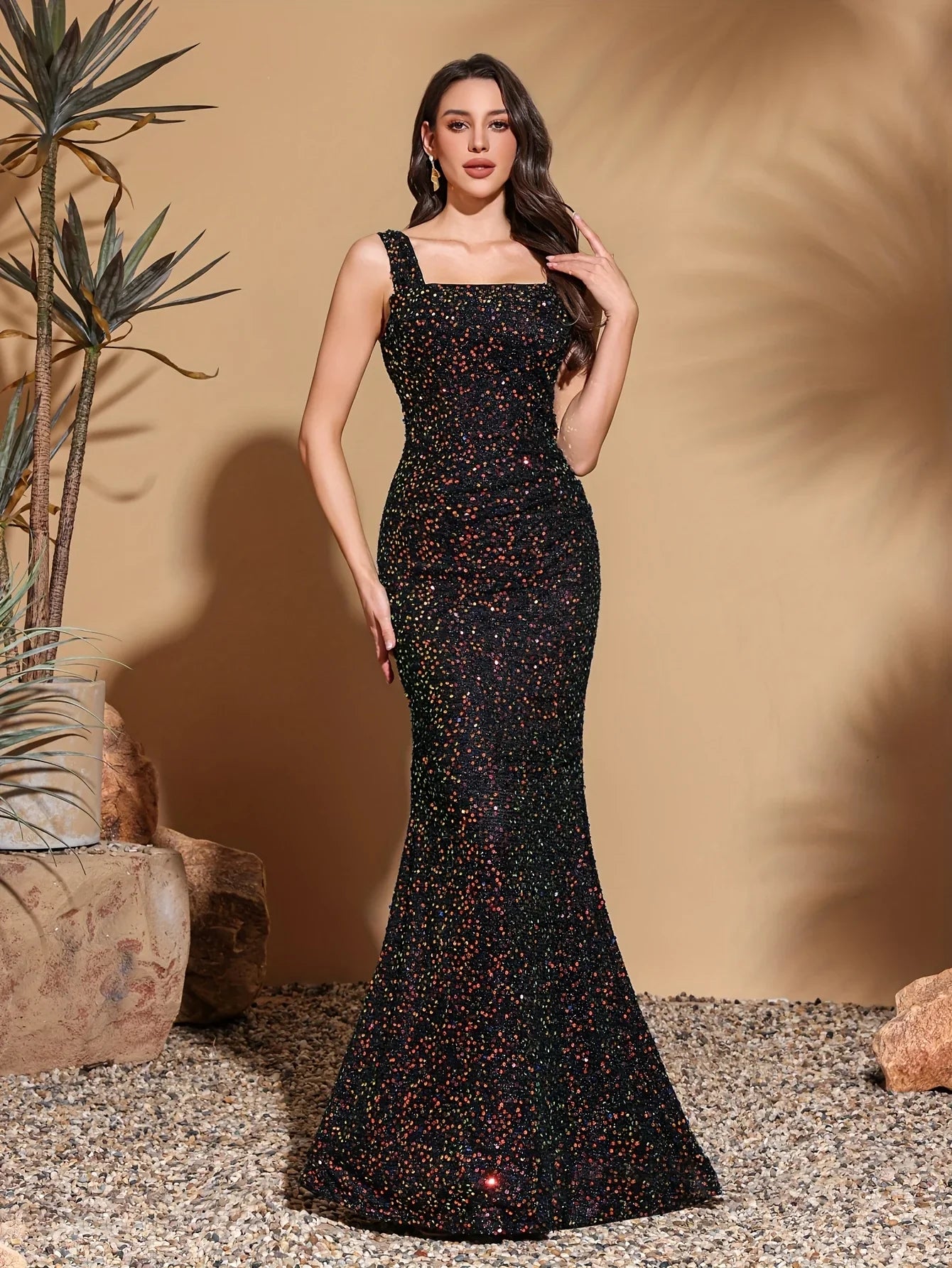 Strapless sequined hip-hugging backless dress