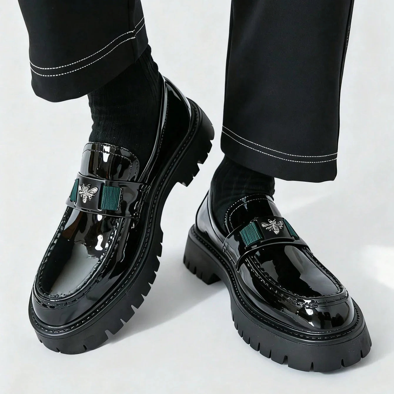 2026 Fashion Bee Design Leather Men Shoes Thick Sole Luxury Slip On Loafers Comfort Fashio Business Party Formal Dress Shoes