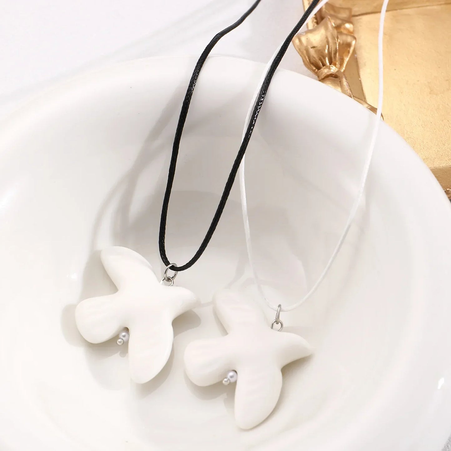 Fashion White Peace Dove Necklace For Women Vintage Geometric Round Hoop Long Necklace Jewelry Gift