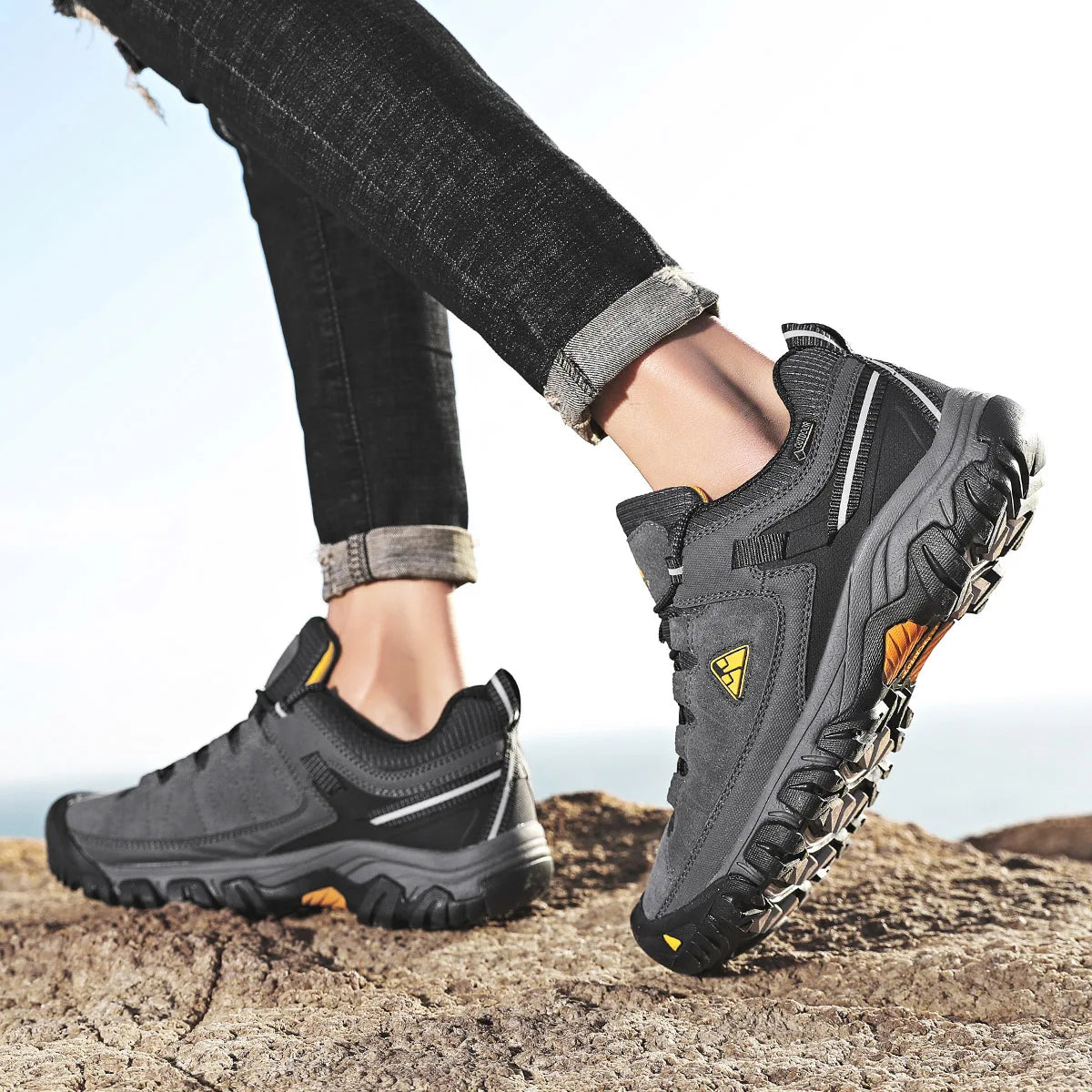 High Quality Men Hiking Shoes Durable Leather Climbing Shoes Outdoor Walking Sneakers Rubber Sole Factory Outlet