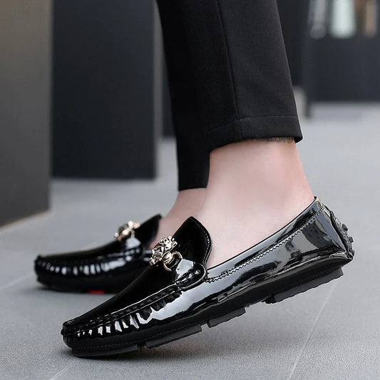 2025 Primavera e Verão Novos Sapatos de Couro Brilhante Tipo Mocassim para Homens Grandes Deslize no Estilo Trendy Moda Artesanal Sapatos Masculinos