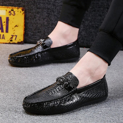 Sapatos Masculinos de Couro com Contas Estilo Britânico Outono Pretos Casuais para Homens Coreanos Preguiçosos Slip-on Sola Macia Mocassins de Condução Modernos