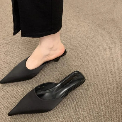Novas Mulers Femininas de Bico Fino de Luxo Chinelo da Moda Cor de Bala Sandália Elegante Feminina de Vestido Salto Quadrado Baixo Sapatos de Dedo Aberto