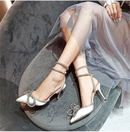 2025 Nova Moda Glitter Strass Sapatos Femininos Bico Fino de Seda com Laço de Cristal Salto Alto Fino com Fivela Sapatos de Festa e Formatura