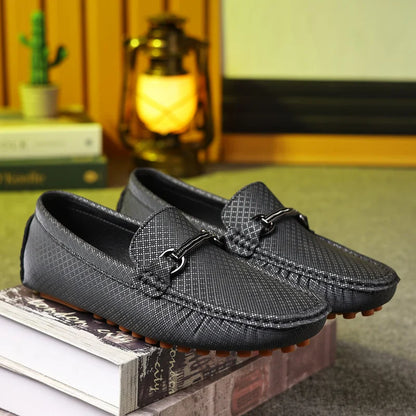 Sapatos de Couro Fashion Sapatos de Negócios Mocassins Pretos Leves Slip On para Homens Sapatos de Couro Elegantes Casuais para Festa e Casamento