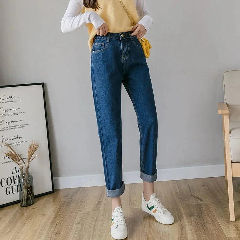 Calça Jeans Harem de Cintura Alta e Perna Reta com Comprimento Cropped