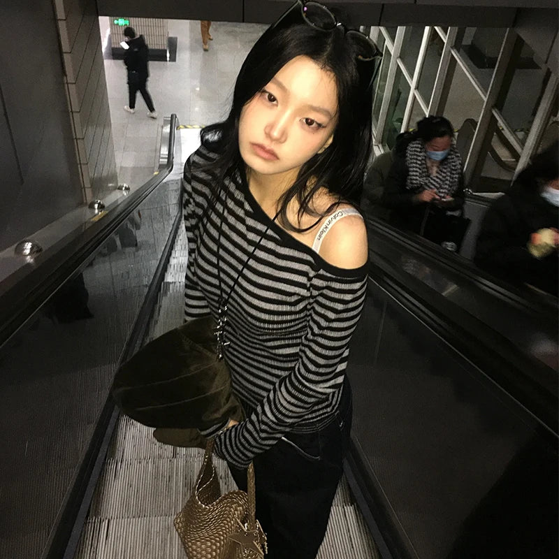 Y2k T-shirt Women Long Sleeve Off Shoulder Striped Crop Tops Y2k Grunge 2000s Aesthetic Streetwear T Shirts