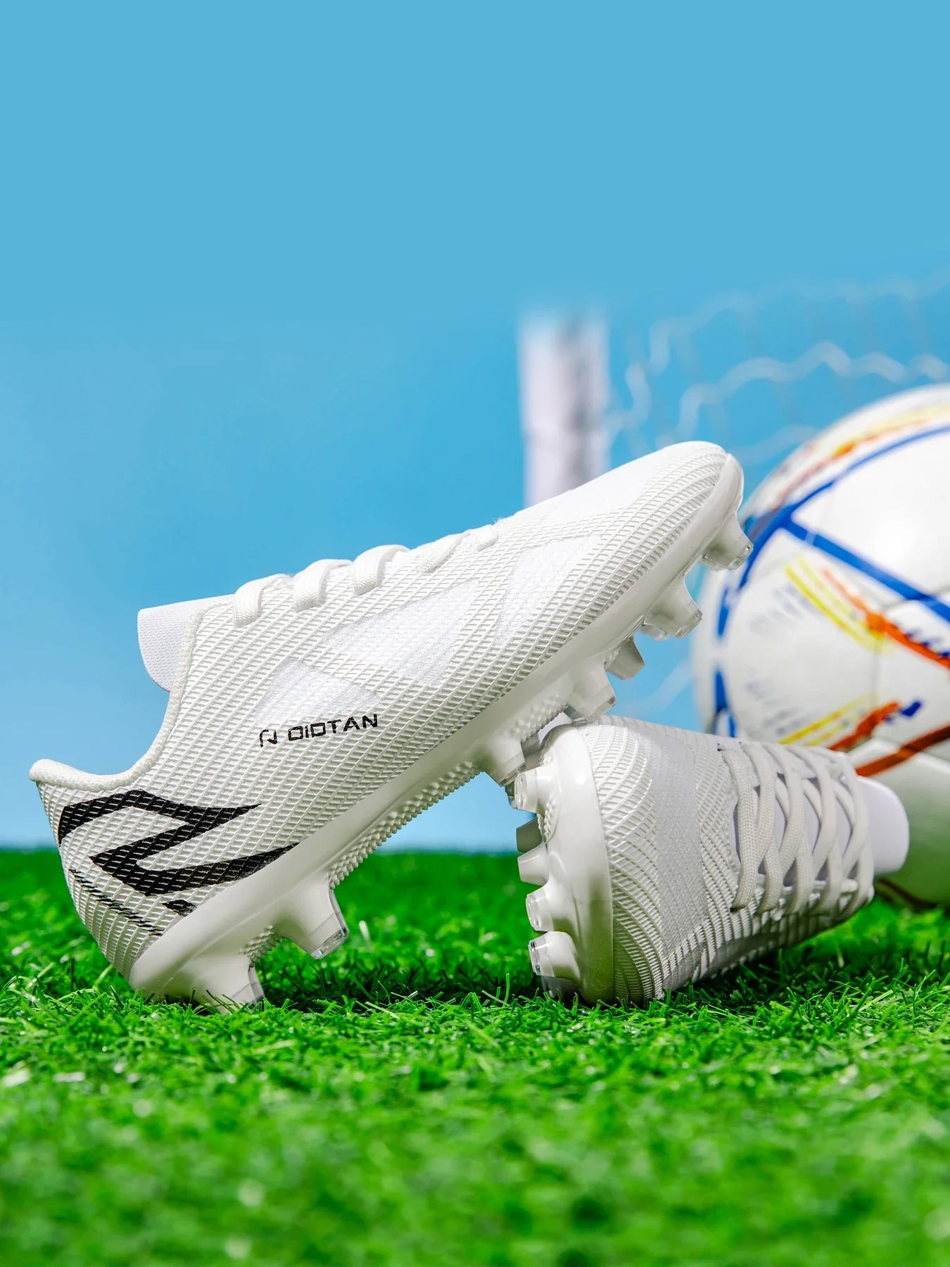 Low-top, soccer shoes, unisex, TF and FG, slip-resistant and wear-resistant, available in 3 colors. Sole spikes Not above ankle