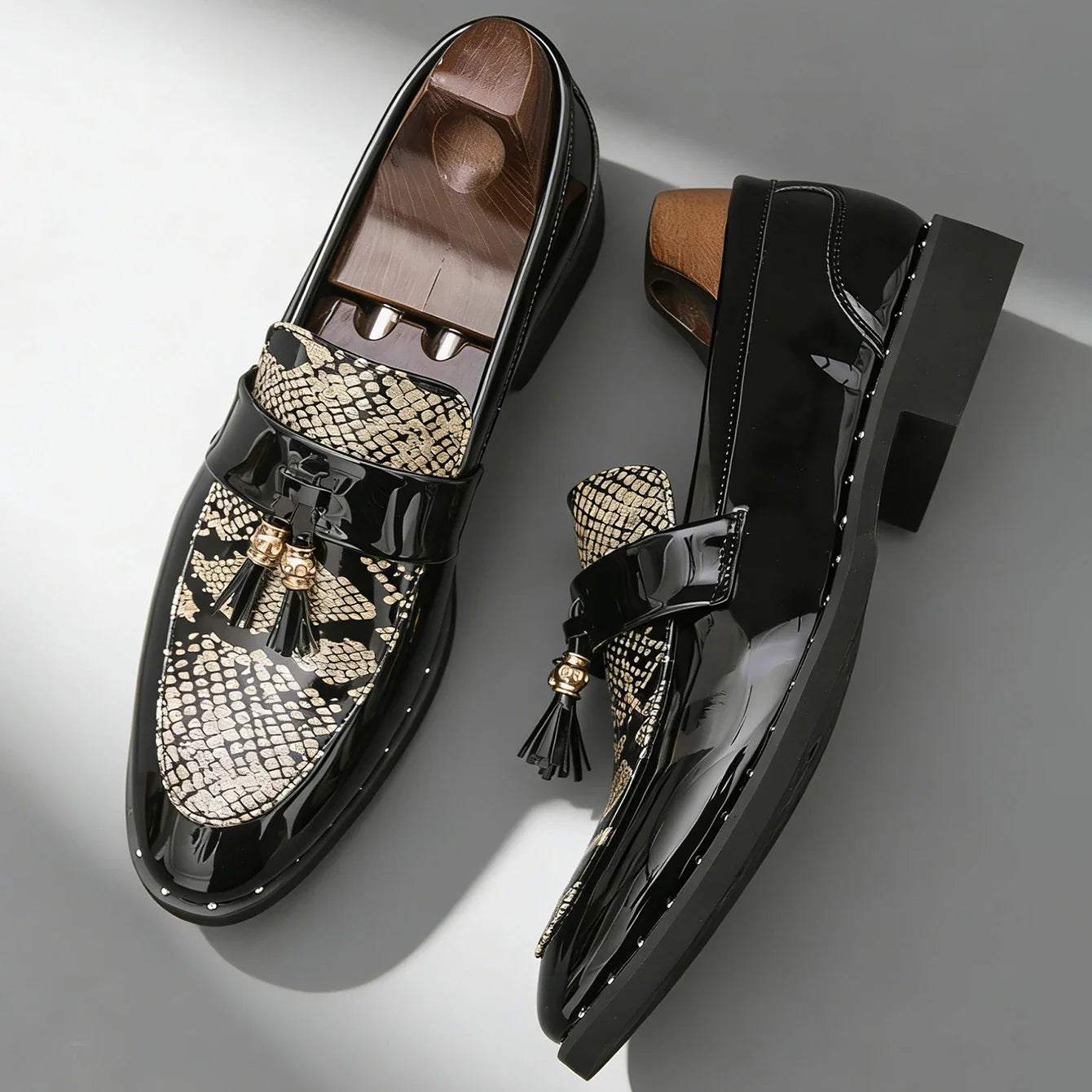 Fashion Men's Business Formal Slip-On Loafers Pointed Toe Patent Leather Shoes Shiny Tassel & Snake Print, Suitable Office Party