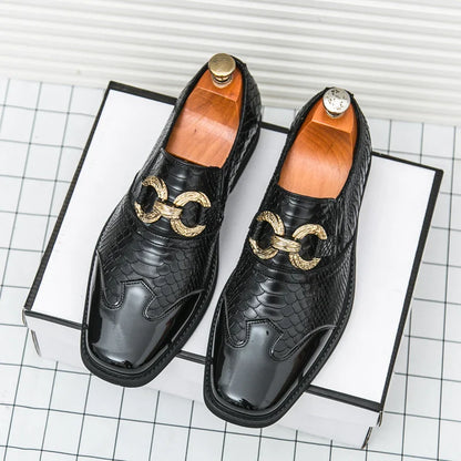 A man with a square-headed fish-scale patterned shiny leather shoe walked the runway in a formal business Derby groom's shoes
