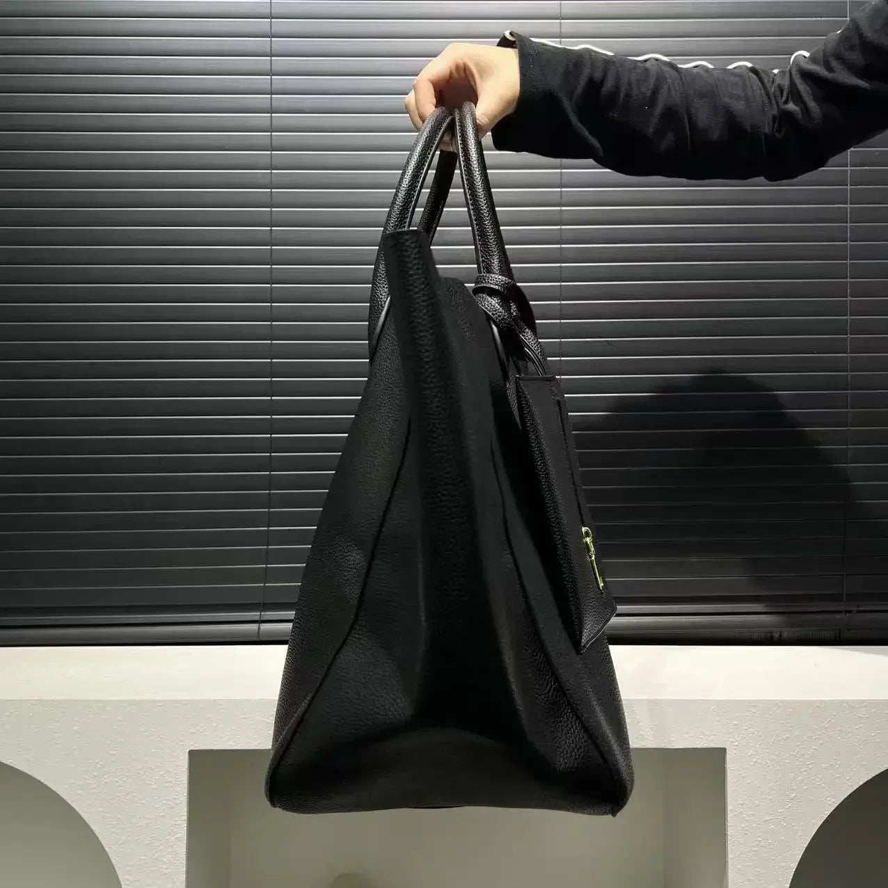 Ladies' fashionable vegan leather oversized handbag with large capacity, simple and versatile shopping bag