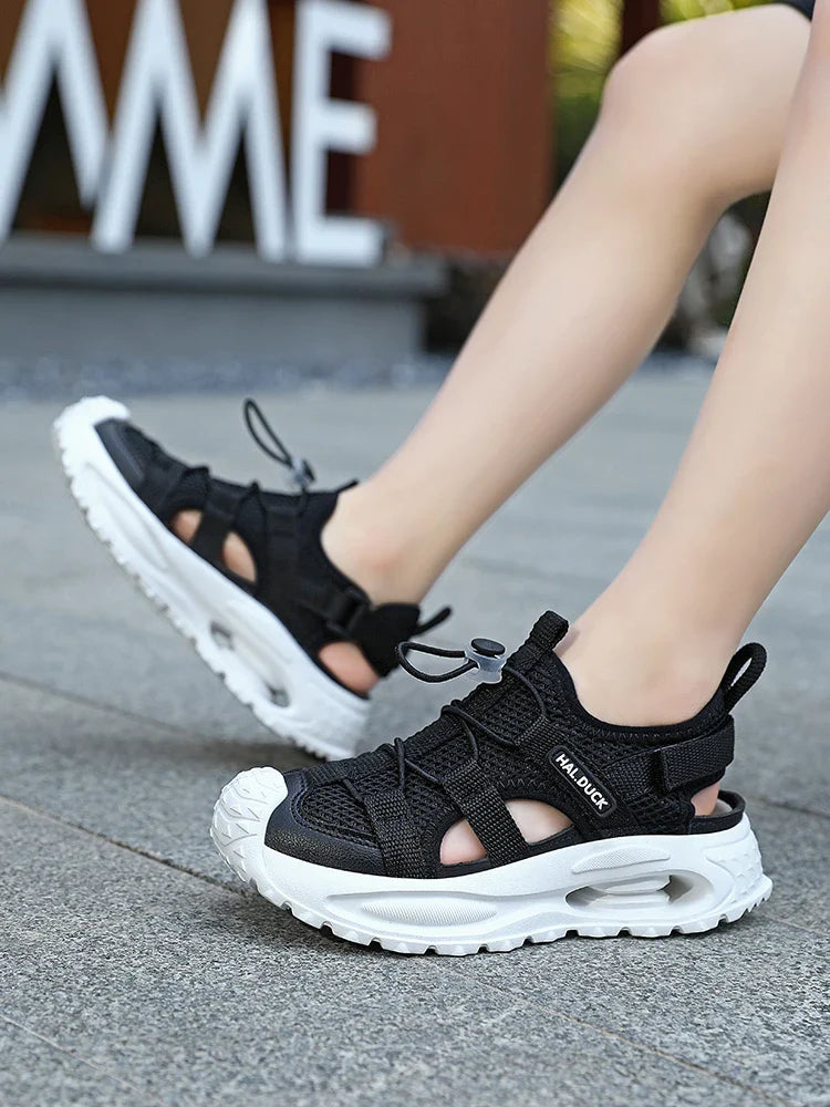 A pair of lightweight, soft, comfortable and casual sandals suitable for children's summer outdoor wear LR-D2508