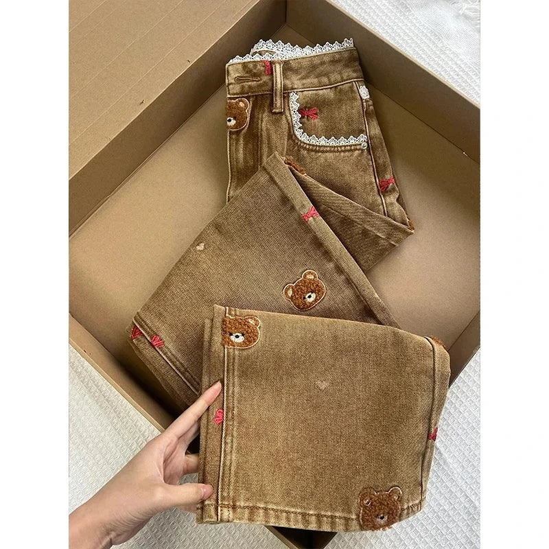 Calça Jeans Feminina Perna Larga Cintura Alta 2025 Nova Coleção Primavera com Renda e Ursinho Bordado Patchwork Caimento Justo e Confortável para o Dia a Dia