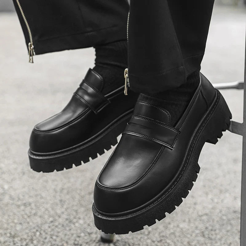 Sapatos Masculinos Loafers de Couro Solado Grosso Estilo Britânico Pretos Formais de Negócios Sapatos Luxuosos da Moda Slip-On Casuais Bico Redondo