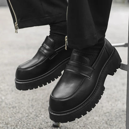 Sapatos Masculinos Loafers de Couro Solado Grosso Estilo Britânico Pretos Formais de Negócios Sapatos Luxuosos da Moda Slip-On Casuais Bico Redondo