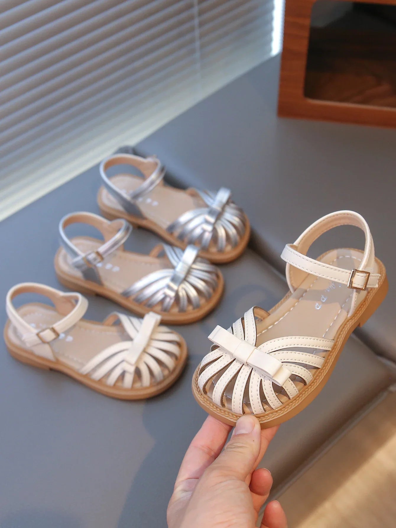 Summer 2025 new girls' princess toe sandals, soft soles and fashionable Roman shoes for baby girls, children's shoes