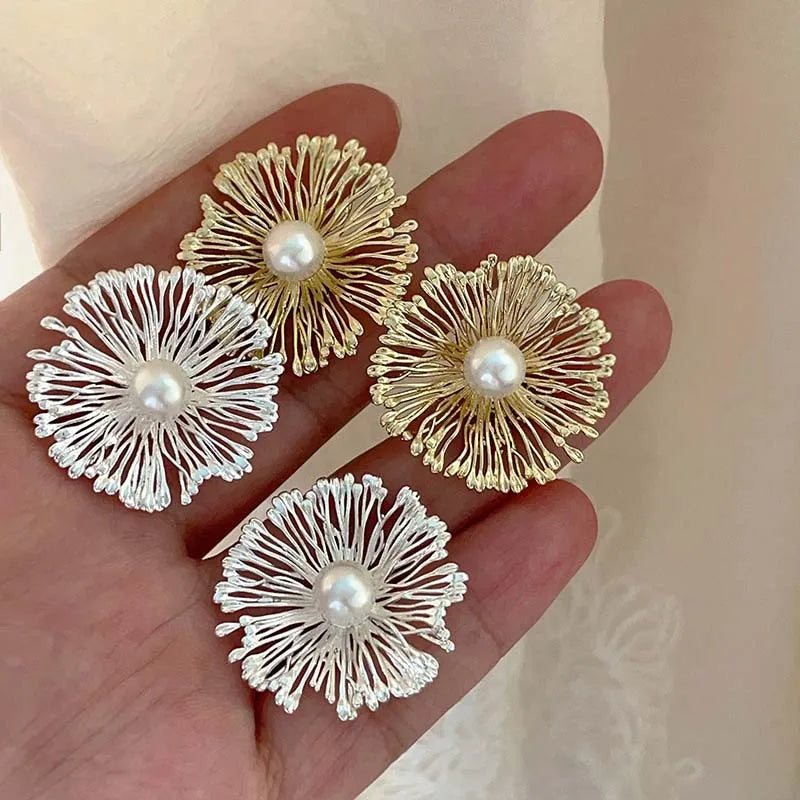 Exaggerated Metal Flowers Pearl Stud Earrings For Women Fashion Gold Color Hollow Round Temperament Earrings Jewelry Party Gifts
