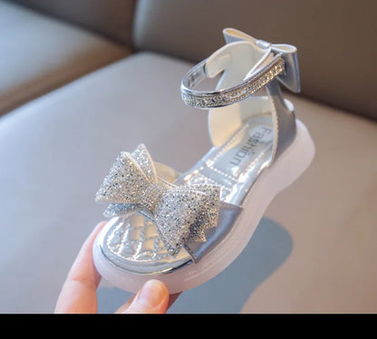 Girls Princess Sandals 2026 Summer New Baby Sparkly Rhinestones Bow Shoes Fashion Non-slip Flat Children's Sandals Boots I05257