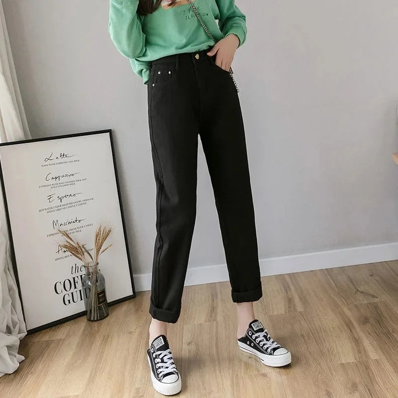 Calça Jeans Harem de Cintura Alta e Perna Reta com Comprimento Cropped