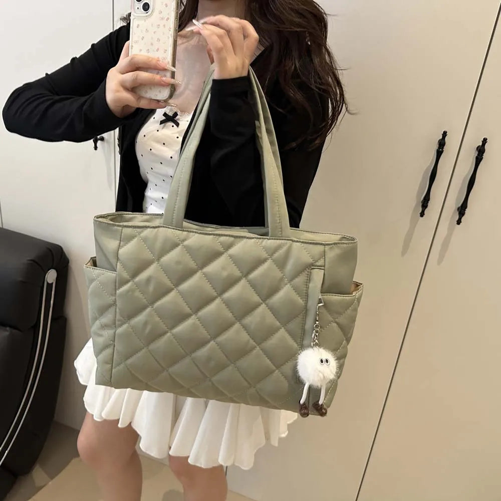 Fashionable Quilted Tote Bag with Cute Plush Bag Decoration, Autumn Leisure Large Capacity Handbag Daily Commuting Shoulder Bag