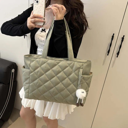Fashionable Quilted Tote Bag with Cute Plush Bag Decoration, Autumn Leisure Large Capacity Handbag Daily Commuting Shoulder Bag