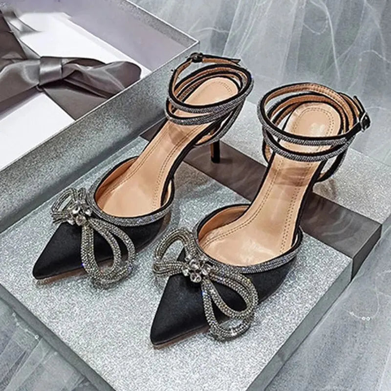 2025 Nova Moda Glitter Strass Sapatos Femininos Bico Fino de Seda com Laço de Cristal Salto Alto Fino com Fivela Sapatos de Festa e Formatura