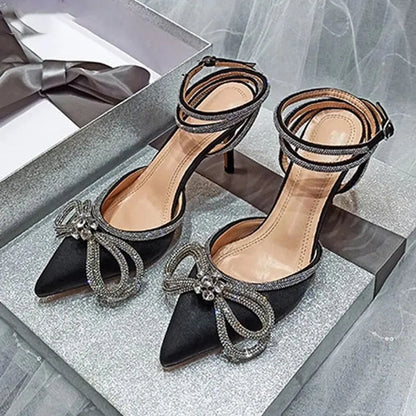 2025 Nova Moda Glitter Strass Sapatos Femininos Bico Fino de Seda com Laço de Cristal Salto Alto Fino com Fivela Sapatos de Festa e Formatura