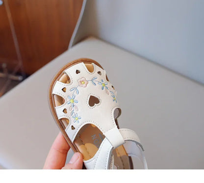 Sweet Little Girl Sandal Summer New Kids Princess Embroidery Flower Flat Sandals Fashion Elegant Children Causal Cut-outs Shoes