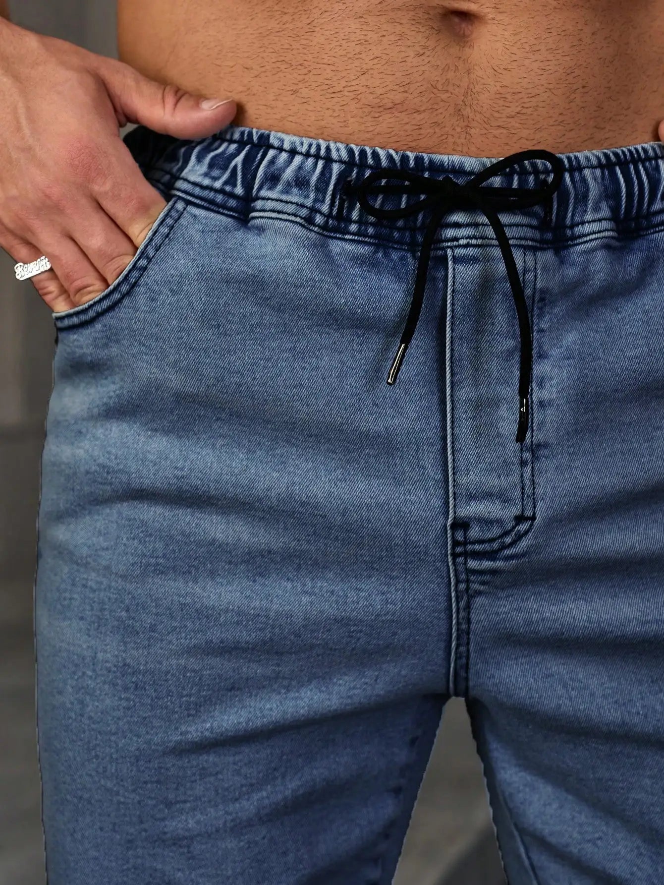 Men's summer denim shorts. With a drawstring elastic waist design. For daily casual wear. Trendy and fashionable.