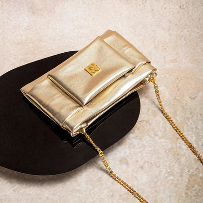 Leather Luxe Sleek Shoulder Bags Gold-Plated Logos Durable Chain Straps Merge High-End Craftsmanship with Urban Style