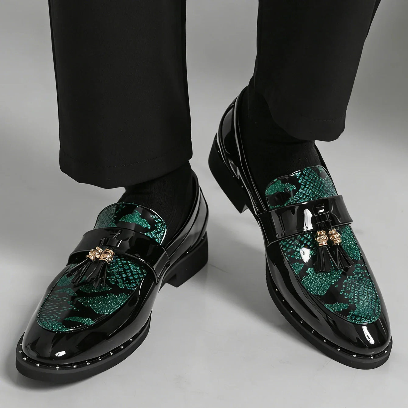 Men's Business Formal Slip-On Loafers Pointed Toe Patent Leather Shoes with Shiny Tassel & Snake Print, Suitable Office Party