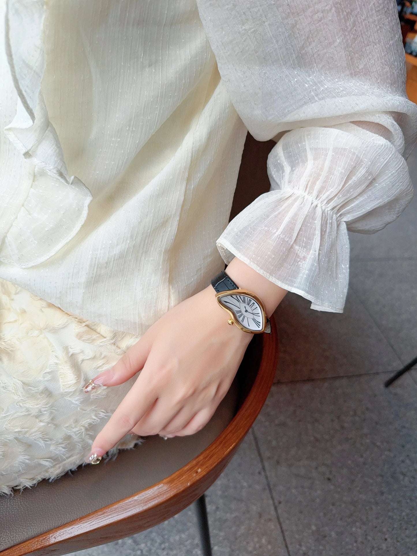 watches melt and twist y2k alien ladies and men Leather strap fashion advanced ins niche design quartz watch