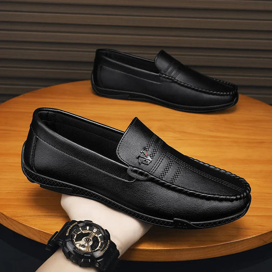 Novos sapatos casuais masculinos de couro branco e preto, marca de luxo, sapatos sociais formais, mocassins de designer masculinos respiráveis, sapatos de condução slip-on