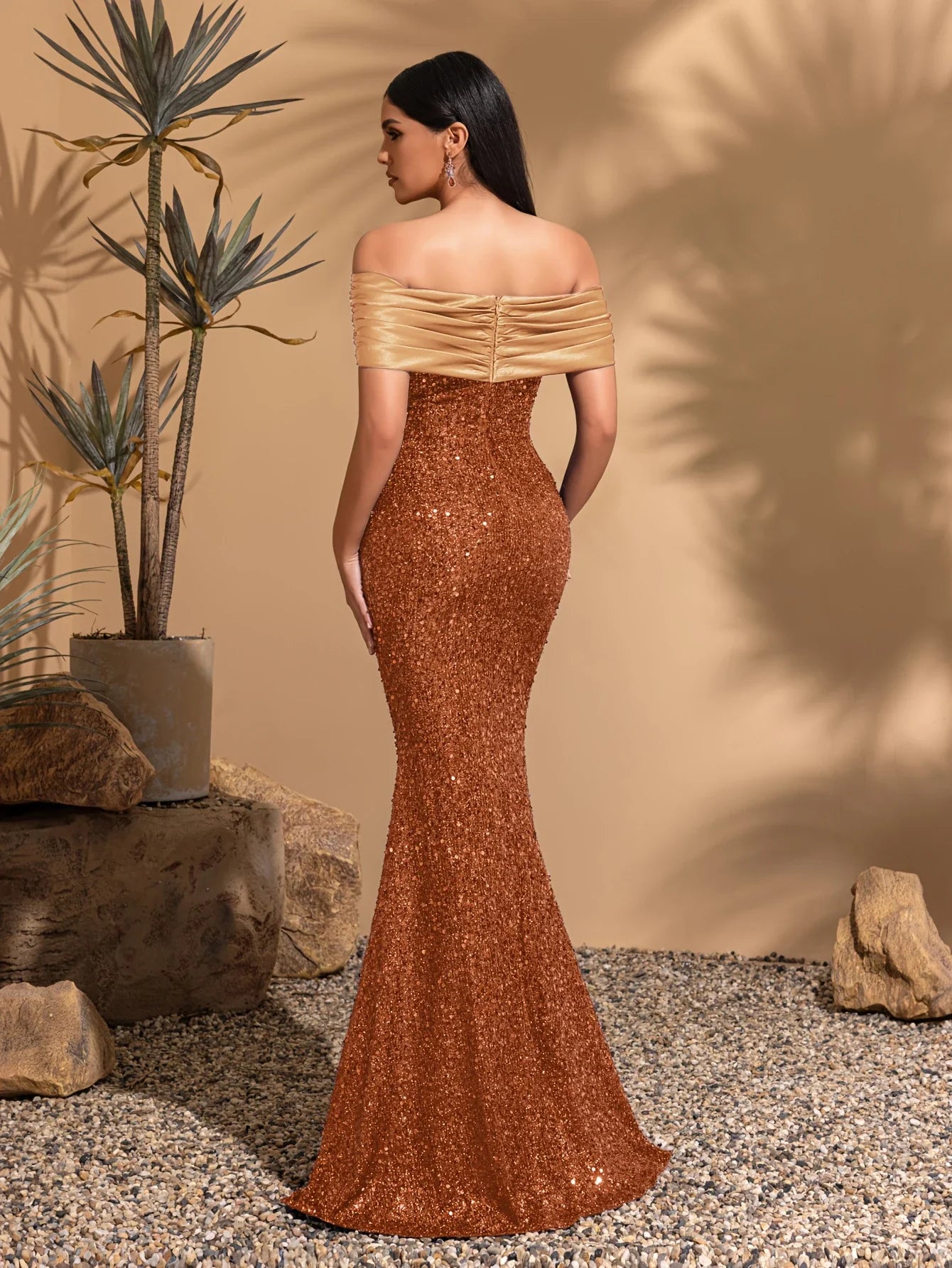 Off-the-shoulder pleated hip-hugging dress, elegant and chic dress