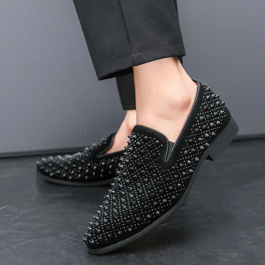 Sapato masculino de couro estilo retrô britânico com rebite de tendência de personalidade de cabeleireiro diamante quente, sapatos mocassim hipster de strass