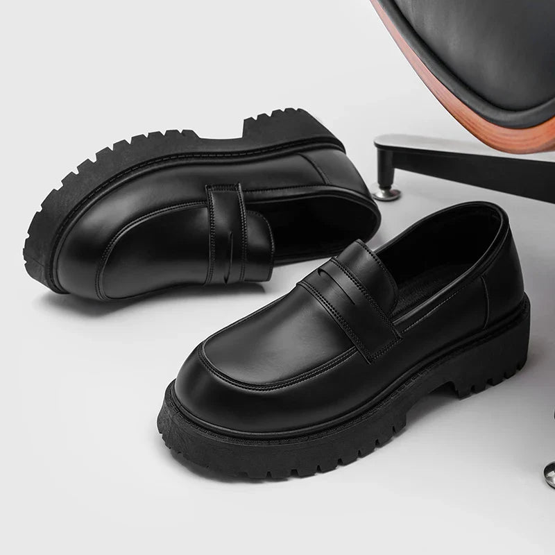 Sapatos Masculinos Loafers de Couro Solado Grosso Estilo Britânico Pretos Formais de Negócios Sapatos Luxuosos da Moda Slip-On Casuais Bico Redondo