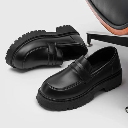 Sapatos Masculinos Loafers de Couro Solado Grosso Estilo Britânico Pretos Formais de Negócios Sapatos Luxuosos da Moda Slip-On Casuais Bico Redondo
