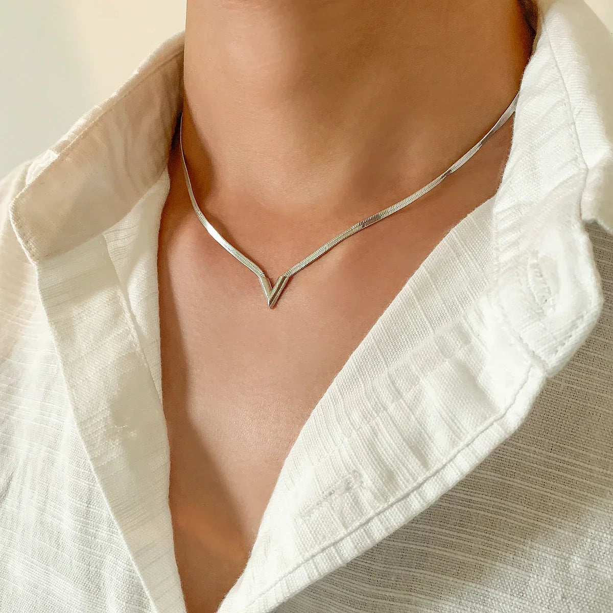 Fashion Simple Flat Snake Clavicle Chain Necklace Men Creative V Shape Pendant Choker Party Jewelry Accessories Gifts