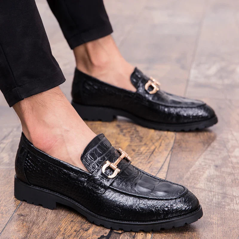 Sapatos sociais masculinos de couro bico fino casual de negócios formal detalhe de metal preto