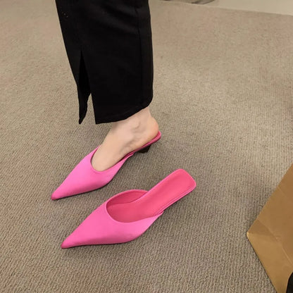 Novas Mulers Femininas de Bico Fino de Luxo Chinelo da Moda Cor de Bala Sandália Elegante Feminina de Vestido Salto Quadrado Baixo Sapatos de Dedo Aberto