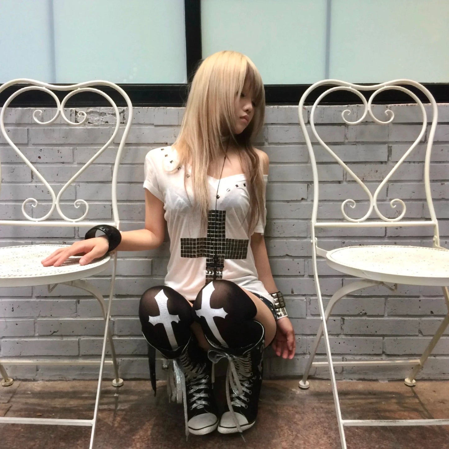 Karrram Camiseta Japonesa Y2k com Estampa de Cruz Metálica Vintage Harajuku Manga Curta Translúcida Tops Trashy Anos 2000 Gola V Streetwear Grunge