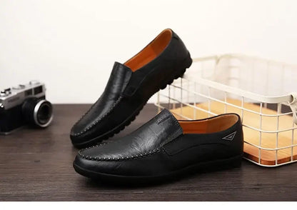 Sapatos Casuais Masculinos de Couro Genuíno Marca de Luxo Mocassins Masculinos Respiráveis Slip-on Sapatos de Condução Pretos Tamanhos Grandes 37-47