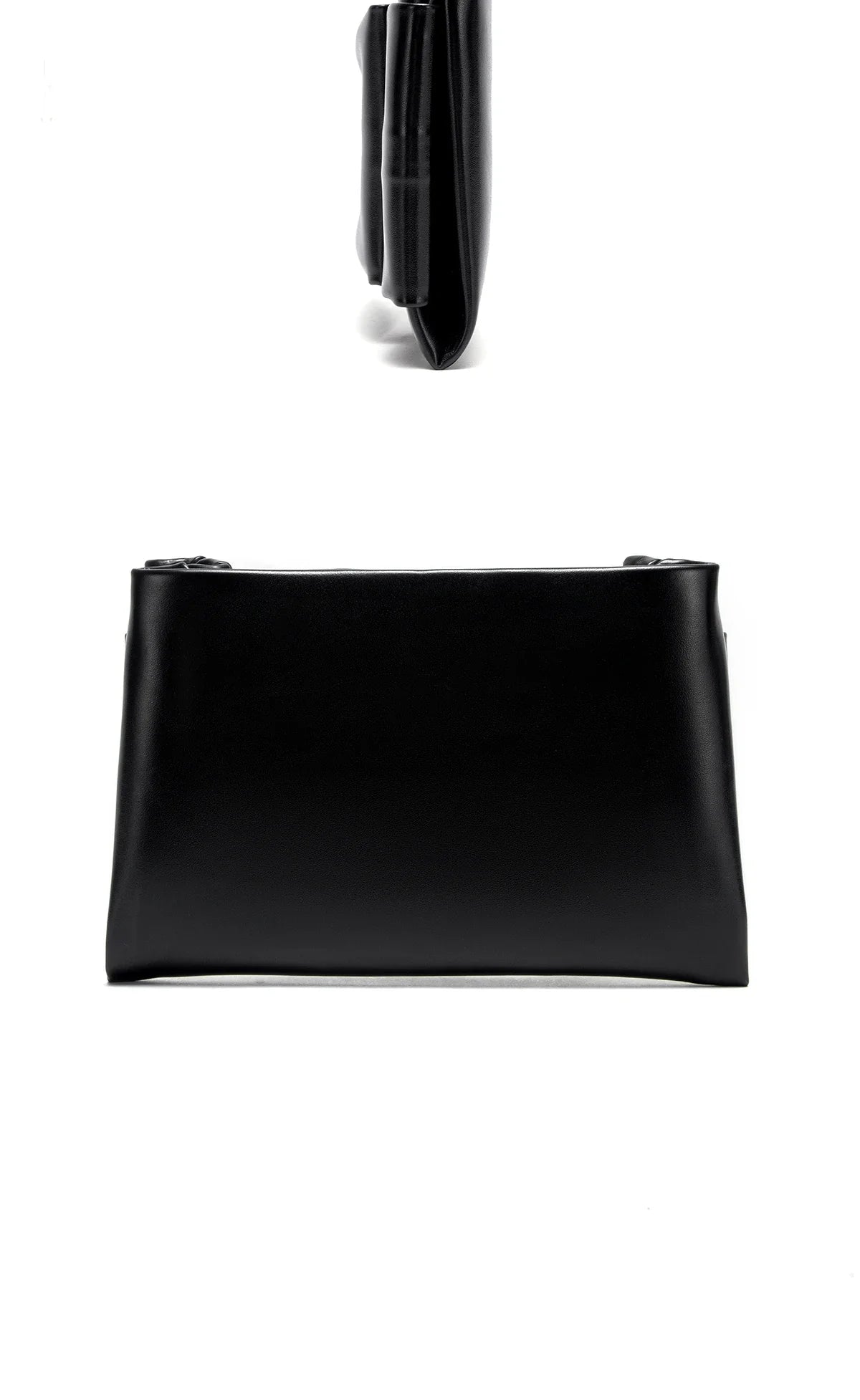 Leather Luxe Sleek Shoulder Bags Gold-Plated Logos Durable Chain Straps Merge High-End Craftsmanship with Urban Style