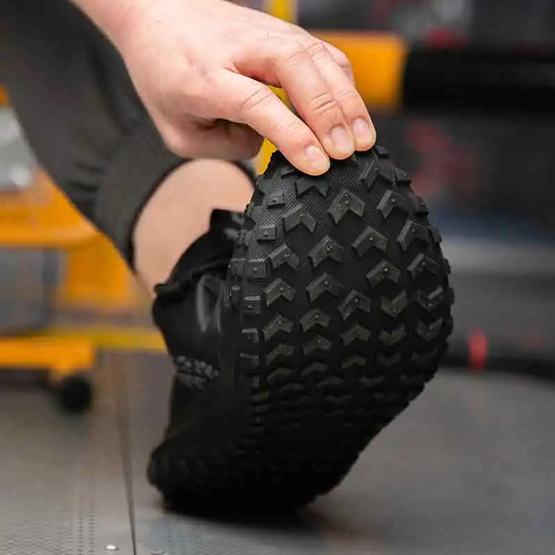 New insulated anti smashing, anti piercing, anti slip, and anti splashing work shoes for men's safety shoes