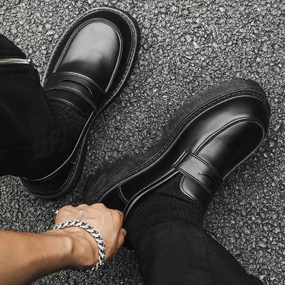 Sapatos Masculinos Loafers de Couro Solado Grosso Estilo Britânico Pretos Formais de Negócios Sapatos Luxuosos da Moda Slip-On Casuais Bico Redondo