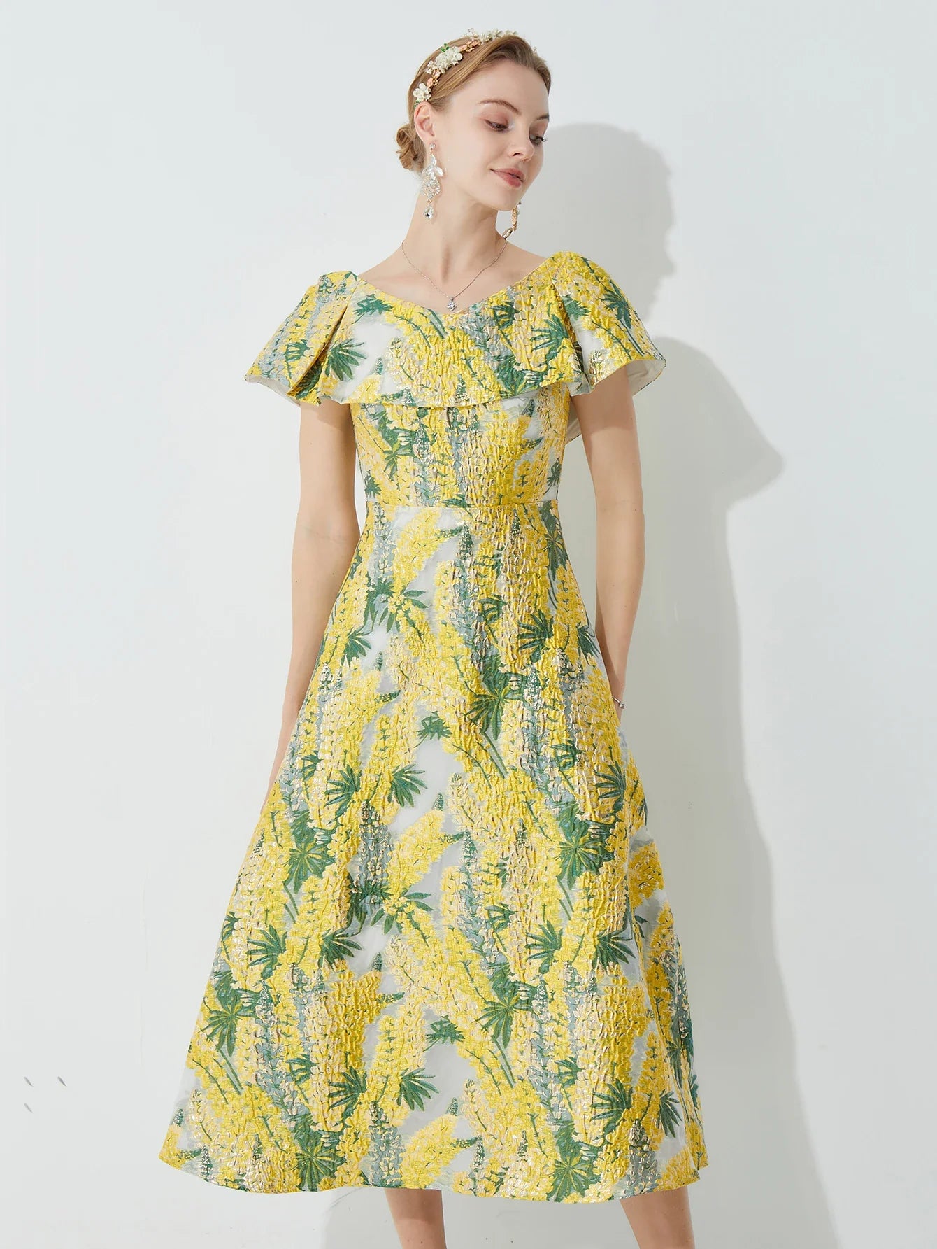 French Embellished Jacquard Dress for Women Waist-Cinching Slim-Fit Midi Dress with 3D Jacquard Perfect for Banquets