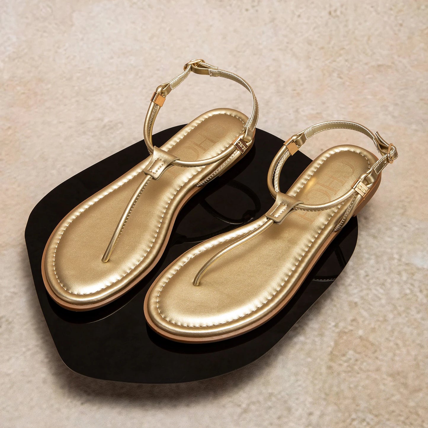 Season's New Fashionable Comfortable Women's Sandals Solid Colour Design Simple Hundred Hitched Strappy Women's Flat Shoes