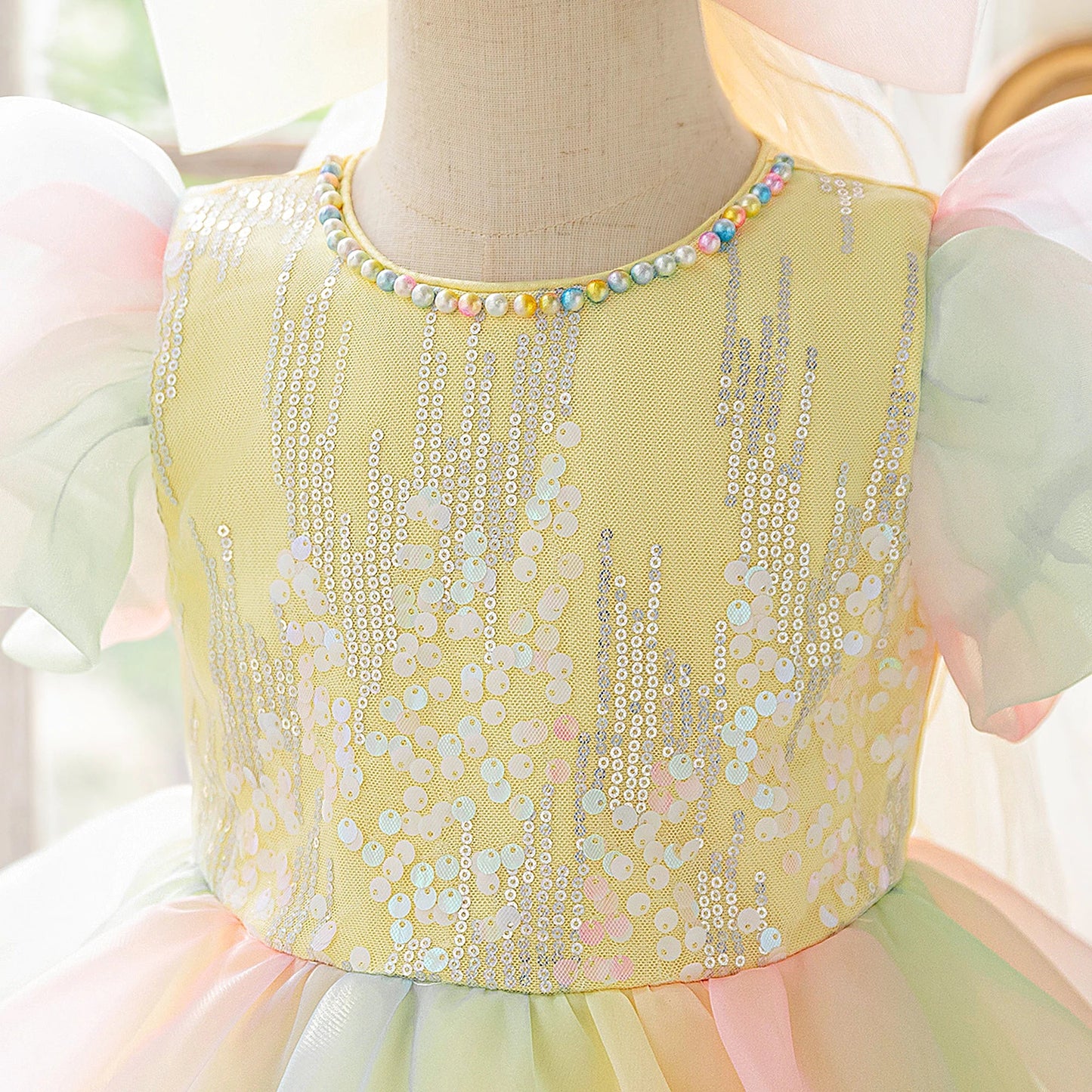 Vestidos de festa infantis amarelo claro adequados para festas de aniversário, vestidos de princesa, bem como para bailes de formatura e cerimônias de formatura.