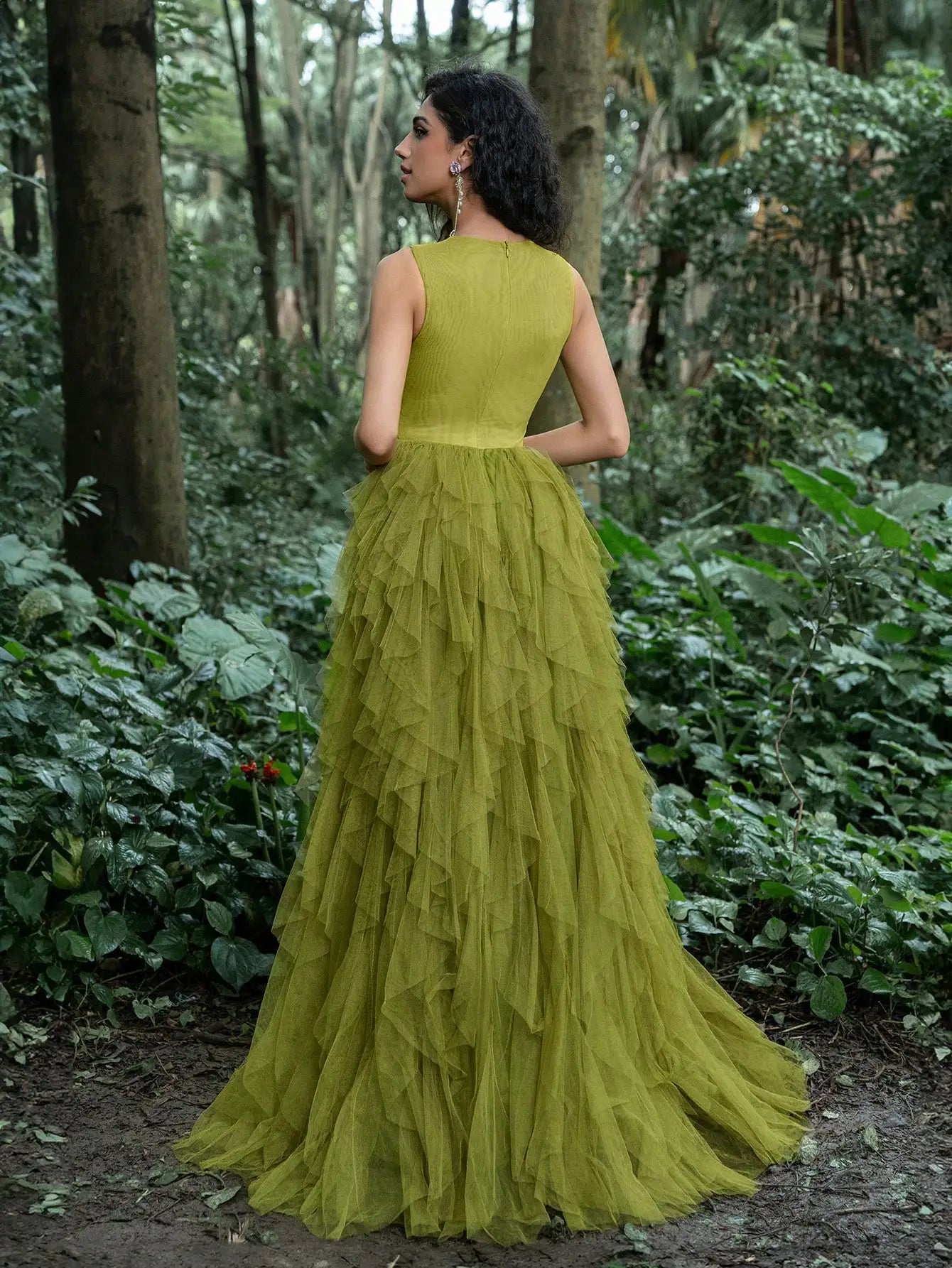 A luxurious party dress for 2026, featuring a round neck, sleeveless design, leaf embroidery, and a multi-layered mesh