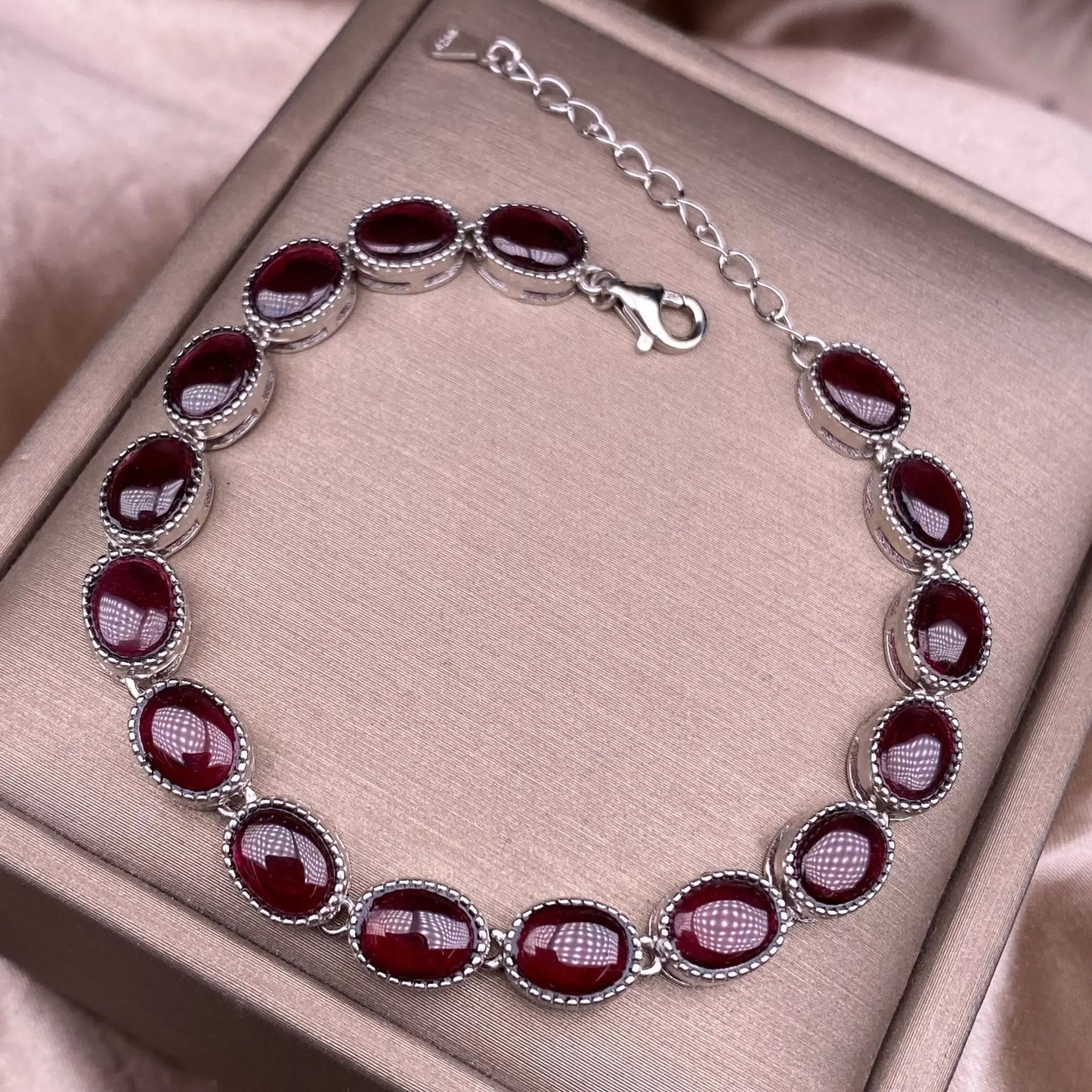 S925 sterling silver bracelet set with 17 natural garnets, simple and elegant women's bracelet jewelry, suitable for daily wear